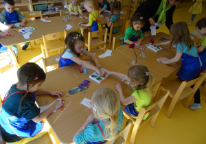 09 Dzieci malują papierowe skarpetki